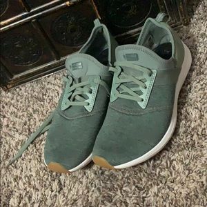 New balance tennis shoes